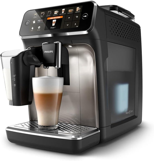 Kaffeevollautomat der Serie 5400 in Chrom, Modell EP5447/90, ausgestattet mit dem LatteGo-Milchsystem, zwölf verschiedenen Kaffeespezialitäten, einem intuitiven Display sowie vier individuellen Benutzerprofilen.